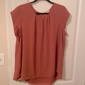 Dusty mauve clip dot high/low blouse.
